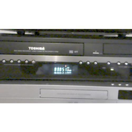 Beim-kopieren-von-vhs-auf-dvd-man-beachte-das-rote-db-fuer-dubbing-auf-dem-display