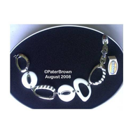 Das-armband-in-der-schmuckdose-auf-seinem-schaumgummi-bett