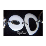 Zwei-glieder-des-armbandes-mit-weisser-und-cremefarbener-azetat-einlegearbeit