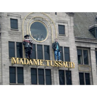 Riesige-figuren-an-der-aussenfassade