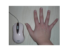 Ein-kleiner-vergleich-meine-eher-kleine-hand-und-die-maus-daneben