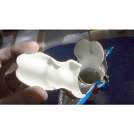 Ein-stueck-osterhase-mit-der-weissen-schokolade-innen