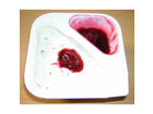 Eine-kirsche-im-stracciatella-joghurt