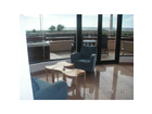 Das-wohnzimmer-mit-blick-durch-das-panoramafenster-aufs-meer