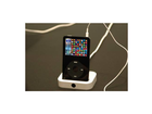 Man-sieht-den-ipod-in-schwarz-in-seinem-dock-es-laeuft-gerade-ein-spiel