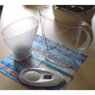 Brita-behaelter-in-den-einzelteilen