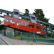 Ein-wagen-im-originalanstrich-zum-jubilaeum-kurz-vor-der-bergstation