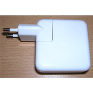 Der-usb-power-adapter-zusammengesteckt