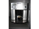 Delonghi-esam-magnifica-3200-und-einem-frisch-aufgebruehten-kaffee