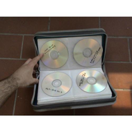 Hama-cd-wallet-96-blau-silber-das-innere-des-koffers-mit-cds-bestueckt