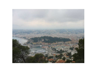 Blick-auf-nizzas-hafen-und-schlossberg-mit-kriegerdenkmal-vom-moint-boron