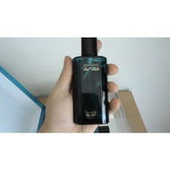 Eine-flasche-eau-de-toilette