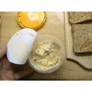 Prima-kost-eiersalat-und-schon-ist-der-becher-offen