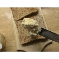 Prima-kost-eiersalat-und-schon-wird-eine-scheibe-toast-mit-dem-eiersalat-bestrichen