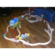Unsere-derzeitige-bahn-mit-bruecken-tunneln-und-vulkan-die-lok-ist-vorne-links-im-bild