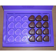 Die-pralines-und-die-platte-in-der-sie-eingelassen-sind