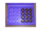 Die-pralines-und-die-platte-in-der-sie-eingelassen-sind
