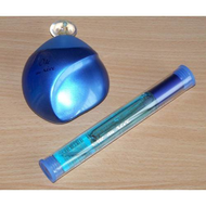 Das-ist-im-vergleich-die-kleinere-parfumflasche