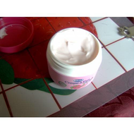 Die-dose-im-offenen-zustand-die-creme