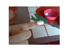 Creme-auf-dem-finger
