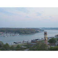 Blick-aus-dem-zimmer-auf-der-traveseite-zum-alten-leuchturm-dem-yachthafen-und-dem-faehrhafen-im-hintergrund