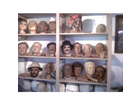 Vitrine-mit-koepfen