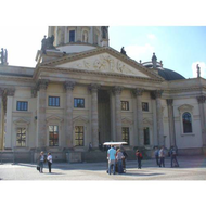 Deutscher-dom-auf-dem-gendarmenmarkt-mit-infostand