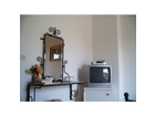Schminktisch-fernseher-und-kuehlschrank