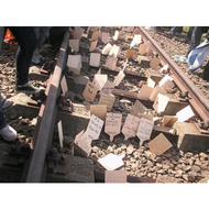 Gedenktafeln-auf-den-schienen-vor-dem-lager-birkenau