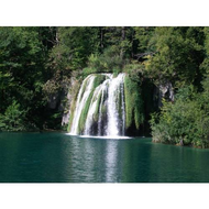 Ein-mittelgrosser-wasserfall