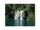Ein-mittelgrosser-wasserfall