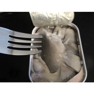 Lysell-schwedenhappen-ein-stueck-fisch-auf-der-gabel-guten-appetit