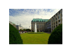 Blick-auf-das-adlon-kempinski-und-die-wasserfontaene-rechts-die-amerikanische-botschaft