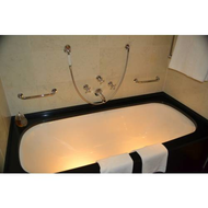 Die-luxurioes-wirkende-badewanne-auf-wunsch-mit-bade-butler
