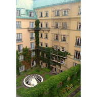 Blick-aus-zimmer-519-in-den-begruenten-innenhof