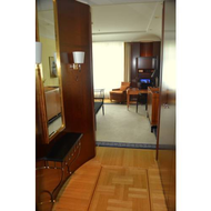 Blick-von-der-zimmertuer-durch-den-flur-in-richtung-zimmer-nr-519