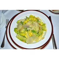 Caesar-salat-aus-romanasalatherzen-mit-croutons-speck-parmesan-und-caesar-dressing-sowie-putenbrust-fuer-26-euro