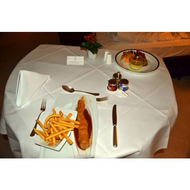 Das-essen-wird-vom-zimmerservice-mit-stil-serviert