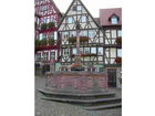 Der-historische-marktplatz-am-schnatterloch-direkt-unterhalb-der-burg