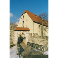 Eingang-zum-schloss-und-im-hintergrund-das-kornhaus-in-dem-das-chaisen-und-karrenmuseum-untergebracht-ist