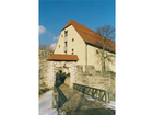 Eingang-zum-schloss-und-im-hintergrund-das-kornhaus-in-dem-das-chaisen-und-karrenmuseum-untergebracht-ist