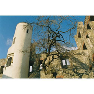 Der-aussichtsturm-im-schloss-hellenstein-aus-dem-rittersaal-aus-gesehen