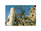 Der-aussichtsturm-im-schloss-hellenstein-aus-dem-rittersaal-aus-gesehen