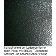 Nahaufnahme-der-lederoberflaeche-nach-pflege-mit-tubencreme-und-anschliessender-politur