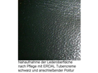 Nahaufnahme-der-lederoberflaeche-nach-pflege-mit-tubencreme-und-anschliessender-politur
