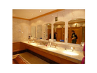 Toilette-bei-harrods-man-beachte-die-luxusparfums-die-hier-frei-zur-verfuegung-gestellt-werden