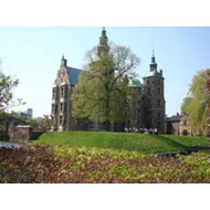 Rosenborg-slot-und-der-koenigliche-park-super-schoen-und-ganz-viele-menschen-die-auf-decken-dort-pause-gemacht-haben