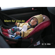 Jasmin-bei-der-fahrt-zur-taufe-damals-war-sie-11-monate-alt-der-skeptische-blick-bezog-sich-auf-das-taufkleid-dessen-spitzen-man-hier-unter-der-warmen-jacke-sieht-nicht-auf-den-concord