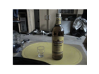 Wilthener-goldkrone-weinbrand-spirituose-28-vol-flasche-und-schnapsglas-bei-allerdings-schlechten-lichtverhaeltnissen-in-meinem-wohnzimmer