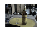 Wilthener-goldkrone-weinbrand-spirituose-28-vol-flasche-und-schnapsglas-bei-allerdings-schlechten-lichtverhaeltnissen-in-meinem-wohnzimmer